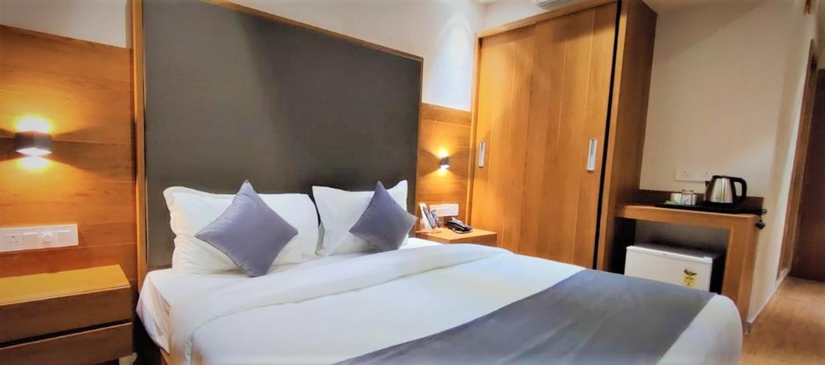 Golden Oasis Hotel Mahesana エクステリア 写真