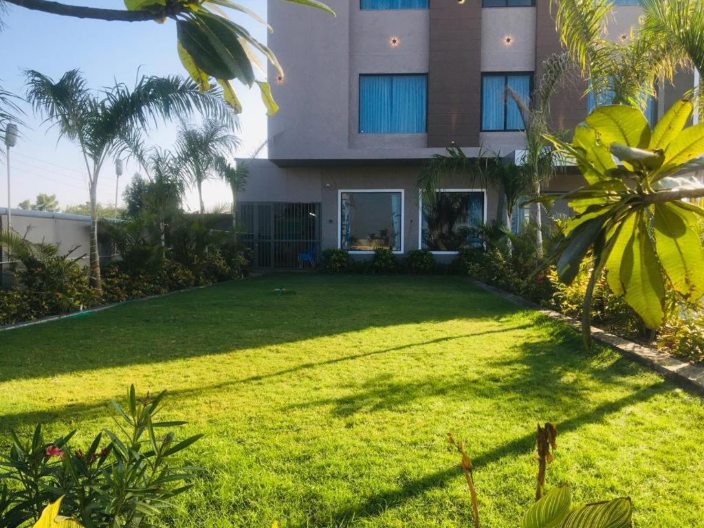 Golden Oasis Hotel Mahesana エクステリア 写真
